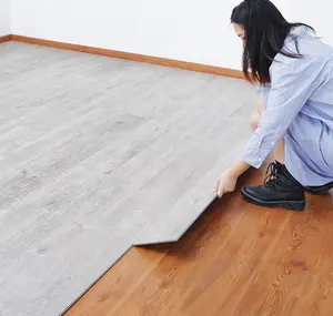 Pavimenti in pvc vinilico impermeabile da 4mm di buona qualità pavimenti in plastica vinilica con venature del legno spc