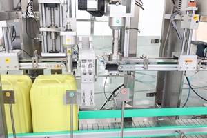 Machine automatique <span class=keywords><strong>de</strong></span> pesage, remplissage et bouchage <span class=keywords><strong>de</strong></span> bidons HDPE <span class=keywords><strong>de</strong></span> <span class=keywords><strong>20</strong></span> L pour huile <span class=keywords><strong>de</strong></span> cuisson, ligne <span class=keywords><strong>de</strong></span> remplissage <span class=keywords><strong>de</strong></span> fûts chimiques <span class=keywords><strong>de</strong></span> <span class=keywords><strong>20</strong></span> <span class=keywords><strong>litres</strong></span> - Product Image 4