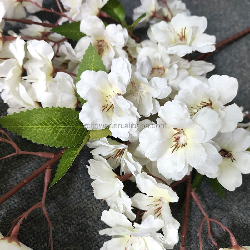 Flores de flor de cerezo de seda blanca artificial 3 ramas Ramas decorativas de flor de cerezo de boda con hoja para la venta