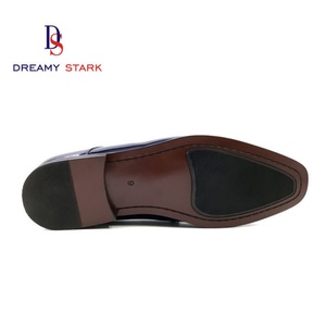 Chaussures habillées légères d'automne en cuir véritable noir, de haute qualité, fabriquées à la main en Italie, avec logo personnalisé brillant, design original de marque pour mariage - Product Image 4