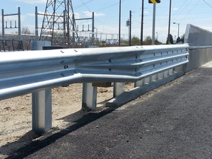 Run-Off-<strong>Road</strong> Crash Protection Galvanized 12-Gauge Thrie Beam <strong>Guardrail</strong> Corrosion-Resistant Triple <strong>Wave</strong> Beam <strong>Guardrail</strong> - Product Image 5