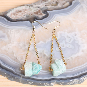 Boucles d'oreilles en aquamarine brute 10-15mm, cristal naturel brut, pendentif chaîne en alliage plaqué or, vente en gros personnalisable - Product Image 5