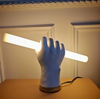 Lampes de table en résine LED noires en forme de main, style nordique moderne minimaliste, pour hôtels et salons, vente en gros et personnalisation