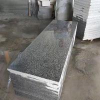 Grande dalle de granit poli G654 pour monument extérieur moderne avec design graphique, écologique et durable