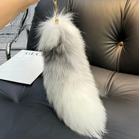 Porte-clés de voiture Umoo avec pendentif queue de renard, accessoire en fourrure douce de renard en peluche, design anime mignon, forme 3D, durable, écologique, portable pour sac