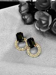 Venta caliente 2025 mujeres de alta calidad estilo moderno chapado en oro hecho a mano diamantes de imitación pequeña declaración tachuelas pendientes piedra negra - Product Image 4