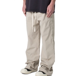 Pantalon de jogging cargo ample en nylon et polyester noir uni avec rayures latérales et boutons pour homme – Vente en gros, haute qualité, personnalisable - Product Image 4