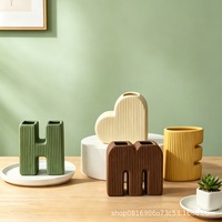 Vase en céramique de style minimaliste haut de gamme, luxe léger, en coffret, un ensemble, motif lettre, pour décoration de chambre de mariage, produit transfrontalier très vendu