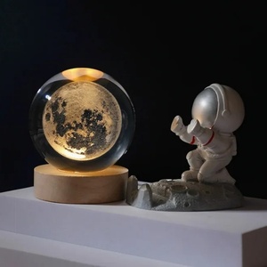 Lámpara Nocturna 3D Creativa con Diseño del Sistema Solar, Bola de Cristal Tallada con Láser, Base de Madera Sólida, Control Remoto - Product Image 5