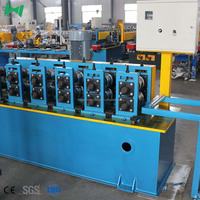 Machine de formage à froid pour tubes carrés de rayonnages à haute rigidité, pour l'assemblage de cadres d'étagères