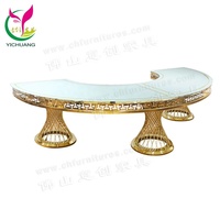 Table serpentine en verre blanc avec cadre en acier inoxydable doré, décoration moderne, mariage