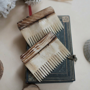 Peines de Hueso de Búfalo Natural Pulidos con Dientes Lisos, Diseño Rústico para Decoración del Hogar a un Precio Muy Económico por Royal Artisans - Product Image 1