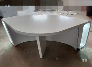 Escritorio de <span class=keywords><strong>noticias</strong></span> con logotipo de pantalla Led Escritorio de estudio personalizable Mesa de transmisión en vivo Estación de radio Mesa de transmisión Estación de TV <span class=keywords><strong>Noticias</strong></span> - Product Image 4