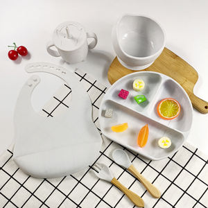 Ensemble de vaisselle pour bébé en silicone sans BPA, assiette à ventouse avec cuillère, bavoir imperméable et gobelet à paille, ensemble repas portable pour enfants - Product Image 1