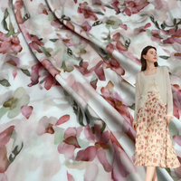 Tissu satiné de fleurs élégantes d'impression de poids moyen de polyester de haute qualité pour la robe et les pyjamas de femmes
