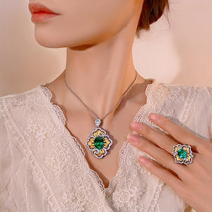 طقم مجوهرات نحاسي مطلي بالبلاتين والذهب بتصميم قصر عتيق بلون أخضر بارايبا مع قلادة وخاتم - Product Image 1