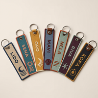 Porte-clés en tissu brodé long et coloré, personnalisable avec nom, œillet métallique et anneau fendu pour bagages, sacs de voyage et souvenirs