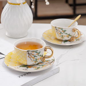 Ensemble tasse et soucoupe à thé en céramique orientale avec anse dorée et motif floral pour le thé de l'après-midi - Product Image 3