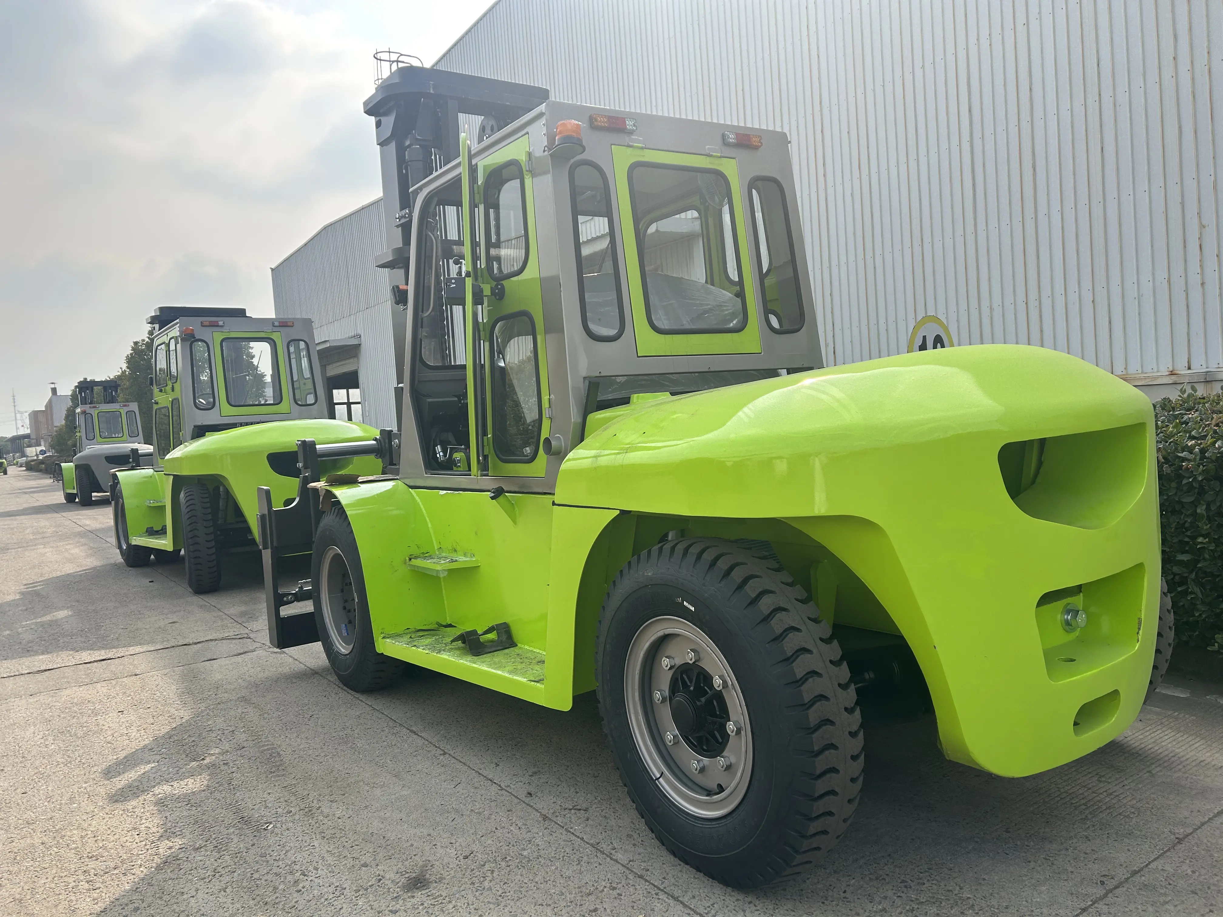 China Manufacture 10 Ton Capacity Forklift Warehouse equipment Heavy Duty Handing Diesel Forklift Trucks