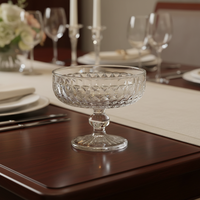 Bol de service à pied en cristal facetté de 300 ml, motif taillé en diamant, tige perlée. Verre sodocalcique de style bohème, sans danger pour les aliments. pour