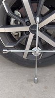 Outils manuels universels pour le changement de pneus 16 "18" 20 "Clé à 4 voies pour pneu de voiture Clé à écrou de roue en croix Clé à douille en croix