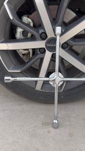Outils manuels universels pour le changement de pneus 16 "<span class=keywords><strong>18</strong></span>" 20 "<span class=keywords><strong>Clé</strong></span> <span class=keywords><strong>à</strong></span> 4 voies pour pneu de voiture <span class=keywords><strong>Clé</strong></span> <span class=keywords><strong>à</strong></span> écrou de roue en croix <span class=keywords><strong>Clé</strong></span> <span class=keywords><strong>à</strong></span> douille en croix - Product Image 5