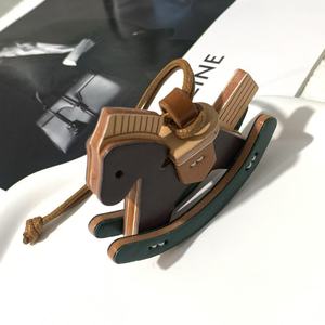 Llavero de lujo al por mayor de cuero PU con diseño de caballo balancín, accesorios hechos a mano, pequeño caballo, colgante de moda duradero para bolso de mujer - Product Image 4
