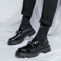 Chaussures décontractées pour hommes à enfiler en microfibre brillante à bout pointu, semelle extérieure en caoutchouc, approvisionnement direct pour les magasins de détail ; livraison directe