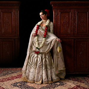 Lehenga de mariée pour femmes avec tissu de qualité supérieure, broderie élégante, design luxueux, couleurs riches, silhouette gracieuse, tenue de mariage - Product Image 4