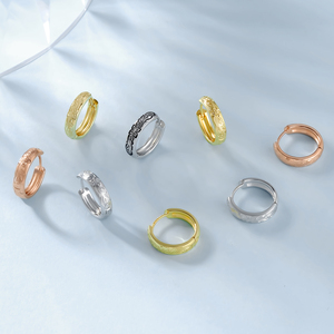 Joyería Hawaiana al Por Mayor Plata de Ley 925 Chapada en Oro de 14k Regalo para Mujer y Hombre Set de Pendientes de Aro Tipo Huggie con Flor Hawaiana Negra de 15mm - Product Image 5