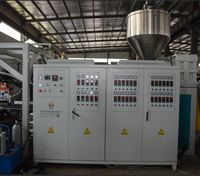 Machine de fabrication de revêtements de sol en gazon artificiel pour l'aménagement paysager extérieur, avec support en TPR/TPE