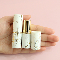 Tube à lèvres rond en plastique de luxe, emballage personnalisé pour rouge à lèvres avec impression sérigraphique pour cosmétiques