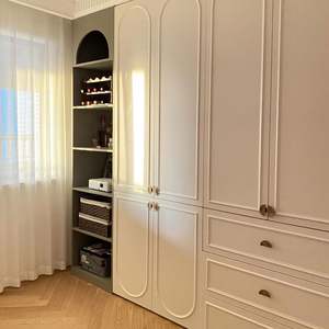 Armario de Alta Calidad con Puertas Corredizas y Diseño de Crema Francesa - Product Image 1