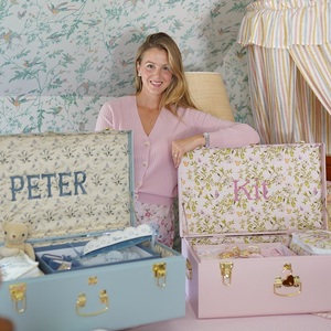 Mini calzini di lusso per bambini <span class=keywords><strong>set</strong></span> di <span class=keywords><strong>valigie</strong></span> da viaggio <span class=keywords><strong>set</strong></span> di abbigliamento giocattolo in legno da viaggio scatola regalo ricamata - Product Image 3