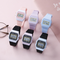 Montre numérique carrée pour enfants, couleur bonbon, multifonction, fonction sportive, affichage LED intelligent, design résistant à l'eau, utilisation en salle de sport pour les étudiants