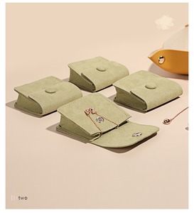 ถุงใส่เครื่องประดับสี่เหลี่ยมสีเขียวแบบพับได้ ผลิตตามสั่ง ขายส่ง ทำจากผ้าไมโครไฟเบอร์กำมะหยี่ พร้อมปุ่มและโลโก้ สำหรับจัดเก็บจี้และต่างหู - Product Image 4