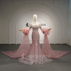 ชุดราตรีงาน Quinceanera สีชมพูอ่อน รุ่น Gt26069 แขนยาว คอวีทรงบอลกาวน์ ยาวลากพื้น ประดับลูกปัด แต่งลูกไม้ ผ้าทูลล์ ชายกระโปรงแบบ Chapel - Product Image 6
