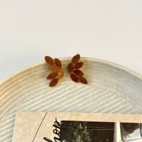 Boucles d'oreilles clous tendance pour femmes, forme feuille géométrique, en alliage doré avec pierre de coquillage, idéales pour fêtes et mariages - Meilleures ventes