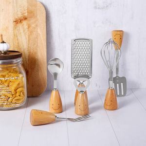 स्टेनलेस स्टील ठोस लकड़ी बनाने वाला छोटा हैंडल रचनात्मक मुस्कुराते चेहरे गोल लकड़ी के हैंडल छोटे रसोई के बर्तन सेट - Product Image 3