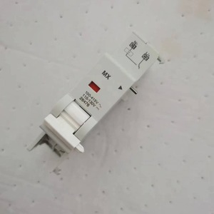 Disjoncteur à déclenchement par shunt Merlin Gerin MX 26476 100-130V AC - Product Image 2