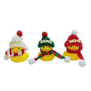 Cyber-Famous Little Yellow Duck Interior Kit Sombrero de lana y gafas de sol con decoración de consola de <span class=keywords><strong>coche</strong></span> Regalo de Navidad Hecho de goma de resina - Product Image 1