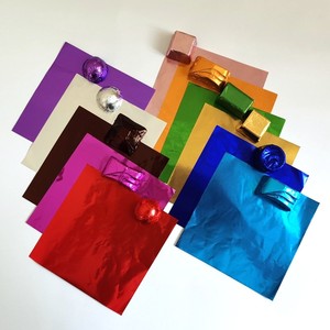 Rollo <span class=keywords><strong>Jumbo</strong></span> de 8011 Kolysen personalizable Papel laminado de <span class=keywords><strong>chocolate</strong></span> en relieve Envoltura de lámina impresa personalizada para uso alimentario - Product Image 1