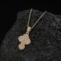 Collier en gros plaqué or et argent avec micro-pavé de zircons étincelants, motif trèfle et croix, avec chaîne en corde