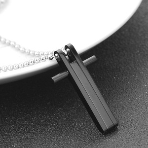 Collier pendentif en diamant arc-en-ciel à sept couleurs pour femmes, en acier titane doré et noir, design géométrique - Product Image 4