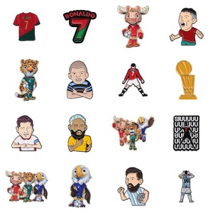 Spilla smaltata 2026 per tifosi di calcio, distintivo da bavero, gioiello da collezione, regalo per <span class=keywords><strong>amici</strong></span> - Product Image 2