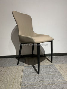 Silla de Comedor de Respaldo Alto Ajustable, Moderna y de Lujo, Tapizada en Cuero Ecológico con Detalles Acolchados y Patas Metálicas Doradas Personalizadas - Product Image 3
