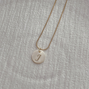 Collar personalizado con letras de concha, collar con dijes colgantes con letras iniciales doradas - Product Image 4