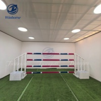 Clôture de saut de cheval moderne Obstacle personnalisé avec normes en aluminium léger pour l'entraînement et les compétitions de saut d'obstacles