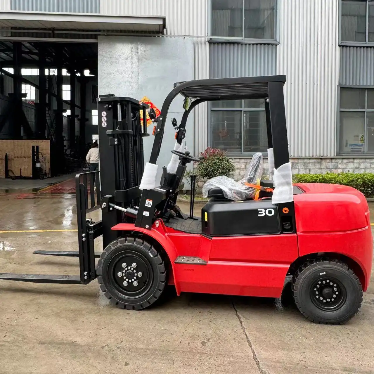 Chariot élévateur diesel de 2.5 tonnes pour empiler de grandes cargaisons avec 5.5 mètres de hauteur de levage