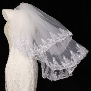 Voile de mariée romantique CYG à double couche en dentelle et en tulle, motif exquis, broderie de paillettes, avec peigne - Product Image 1